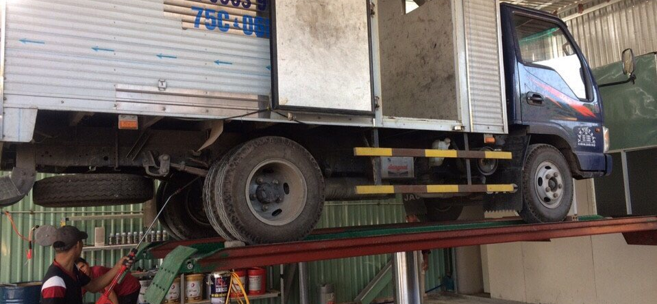 cầu nâng 1 trụ rửa xe có thể nâng được xe tải với giá tốt