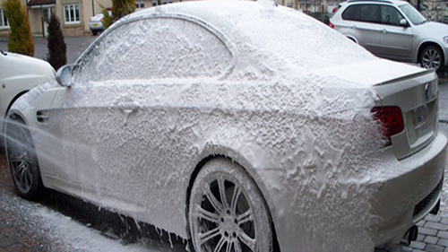 Bình phun bọt tuyết giúp đơn giản quá trình rửa xe